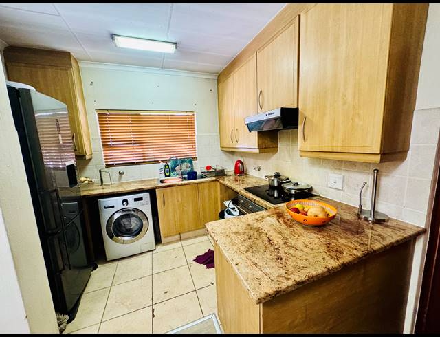 2 BEDROOM FLAT FOR SALE IN MAROELADAL